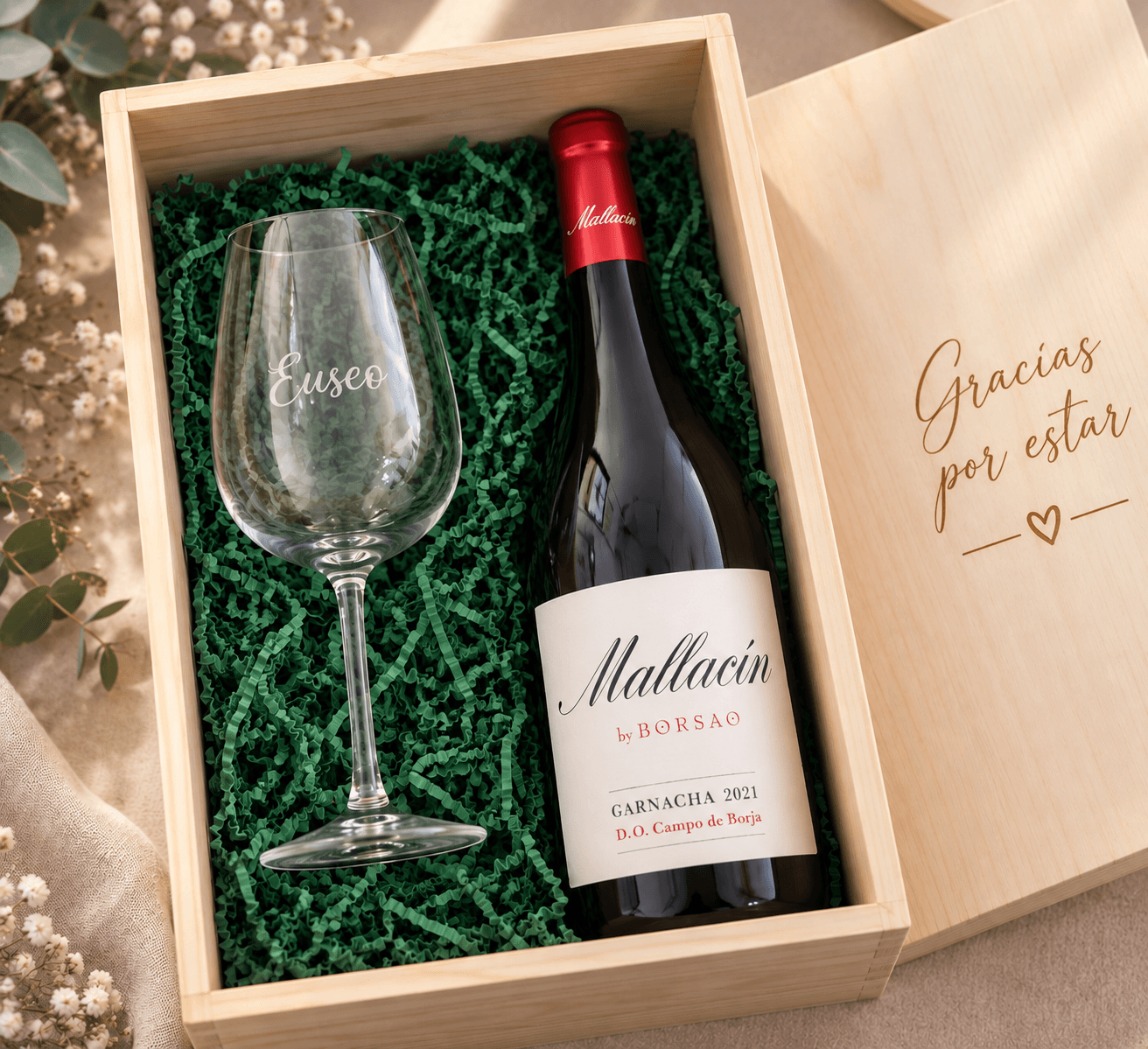 Caja de madera personalizada con botella de vino y copa grabada, detalle para bodas