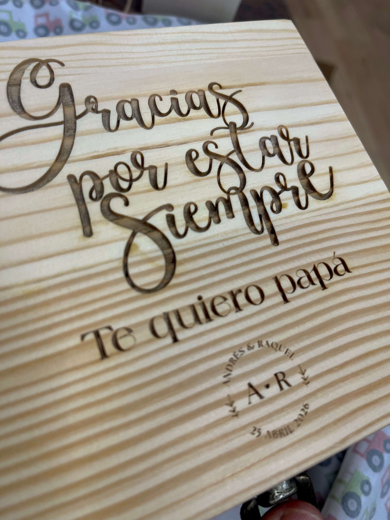 Caja de madera grabada con mensaje personalizado para la boda de Raquel y Andrés