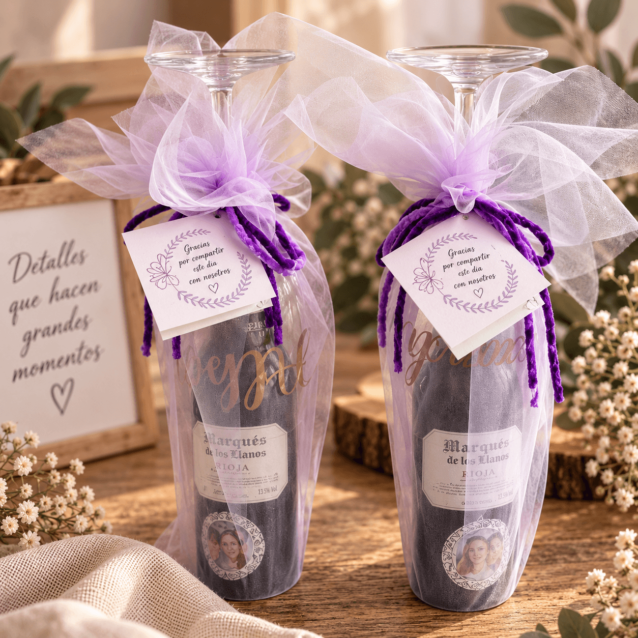 Botella de vino con copa de cristal grabada, tul y etiqueta personalizada como regalo de boda