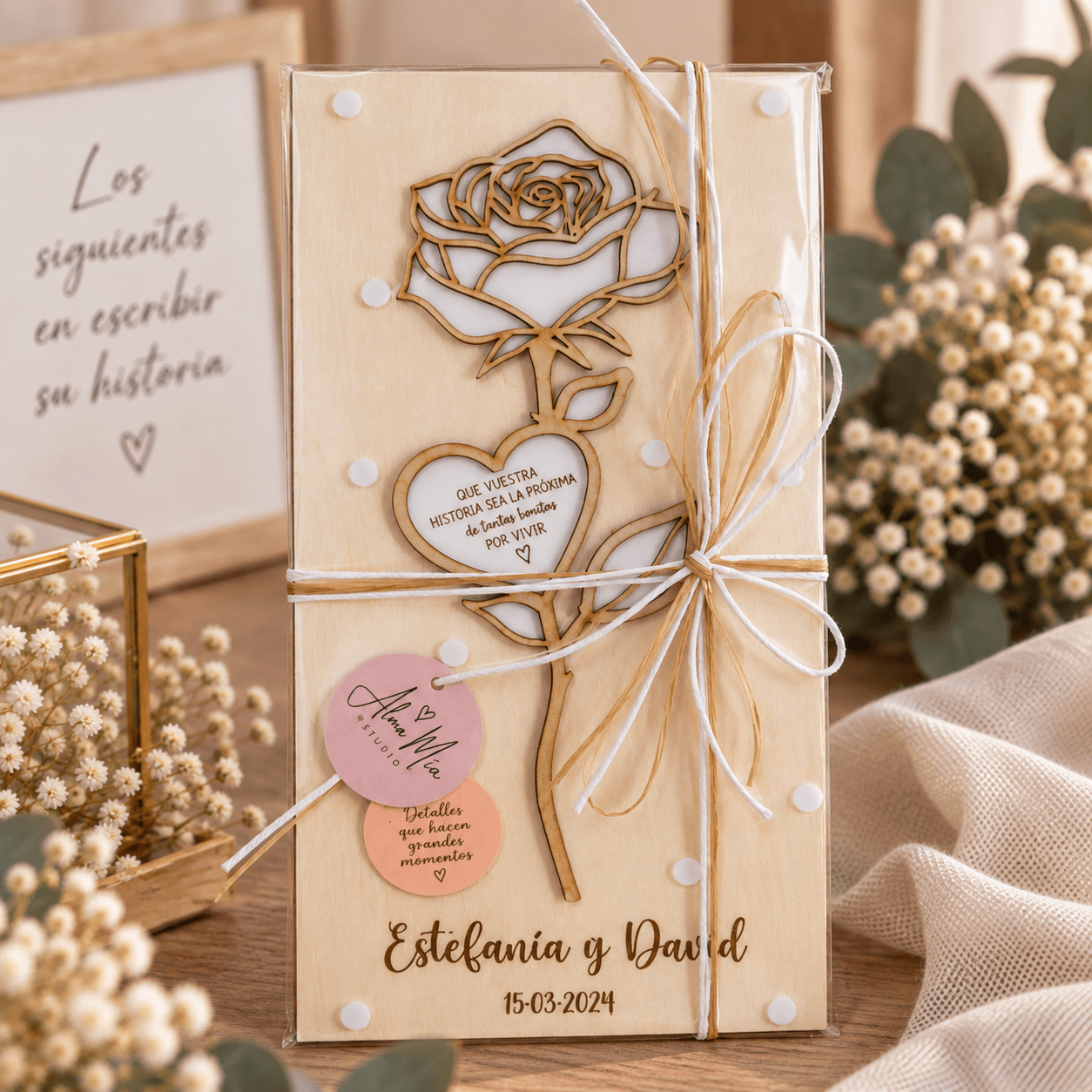 Cuadro de madera personalizado «Los siguientes» con rosa decorativa, nombres y fecha de boda