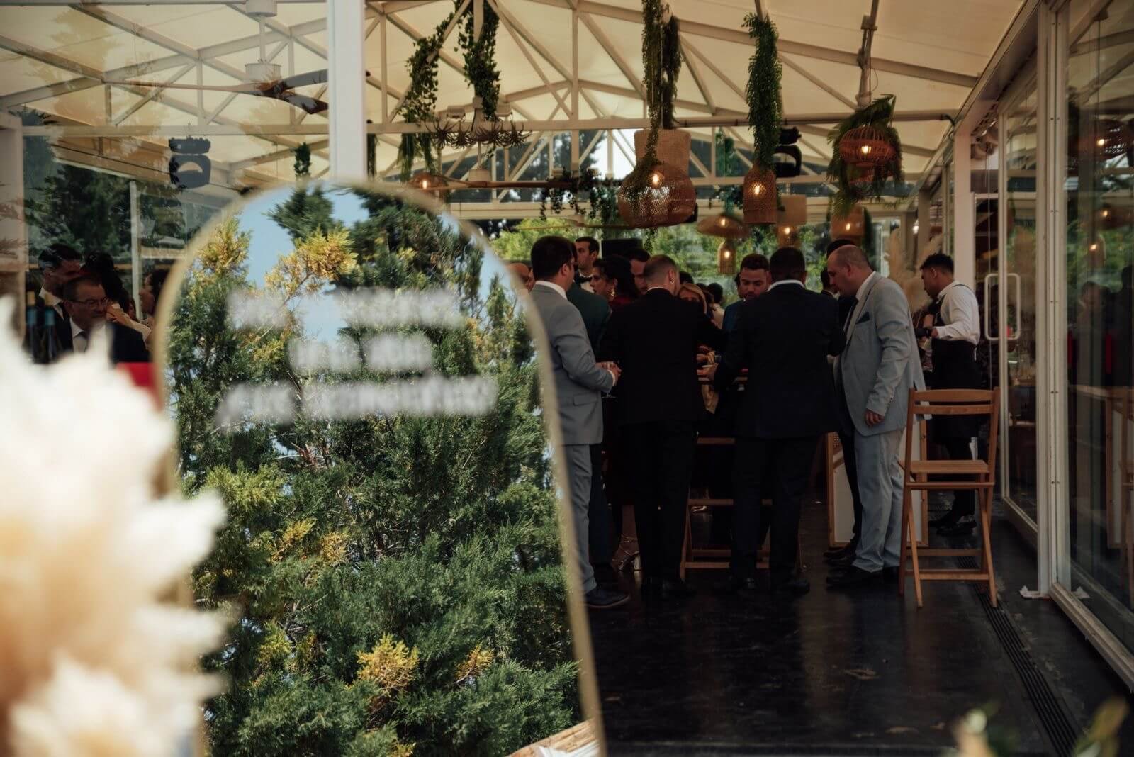 Espejo decorativo personalizado con los nombres y fecha de boda de Raquel y Andrés