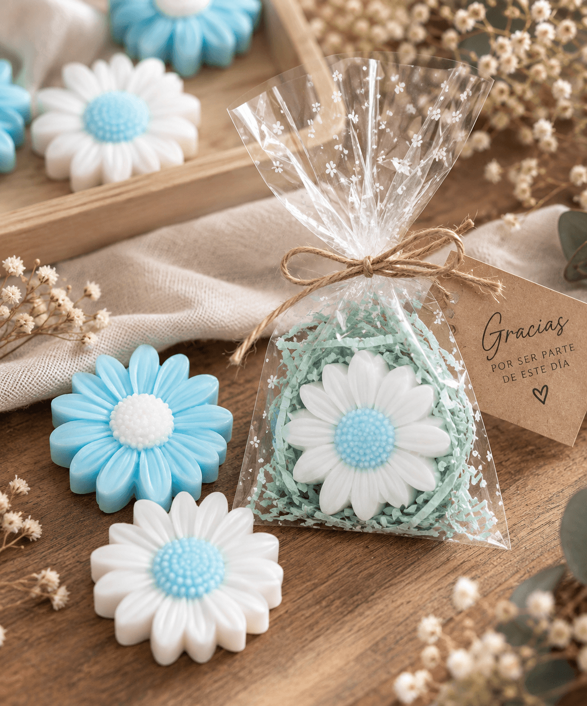 Jabones artesanales con forma de flor en tonos blanco y azul preparados como regalo para invitados de boda