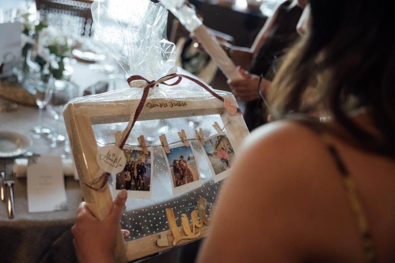 Regalo personalizado con fotografías preparado para la boda de Raquel y Andrés