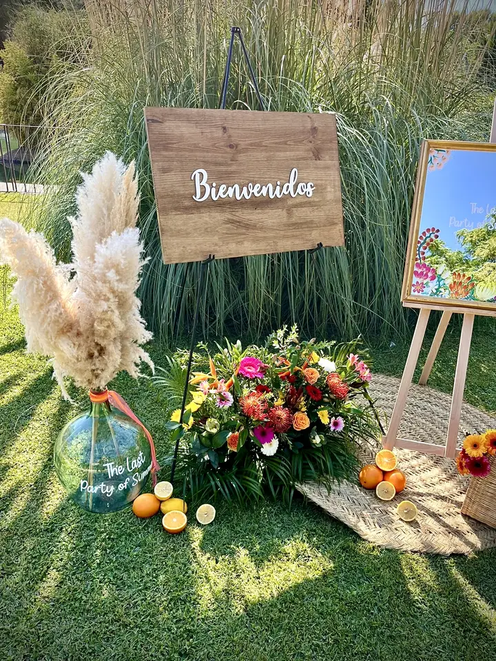 Rincón de bienvenida de boda para Luis y María con cartel, flores y decoración inspirada en viajes
