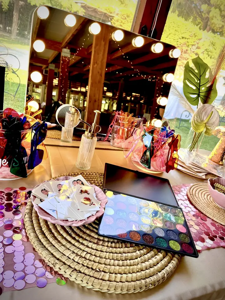 Glitter bar personalizado para la boda de Luis y María con maquillaje, espejos y accesorios de colores