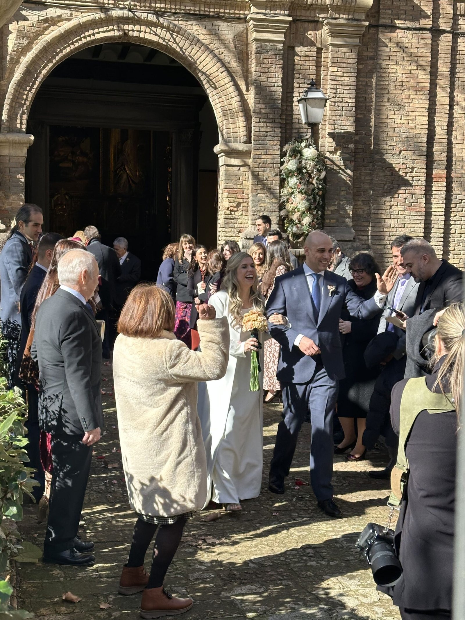 Invitados felicitando a Marina y Álvaro a la salida de la Iglesia del Hospital Nuestra Señora de Gracia de Zaragoza.