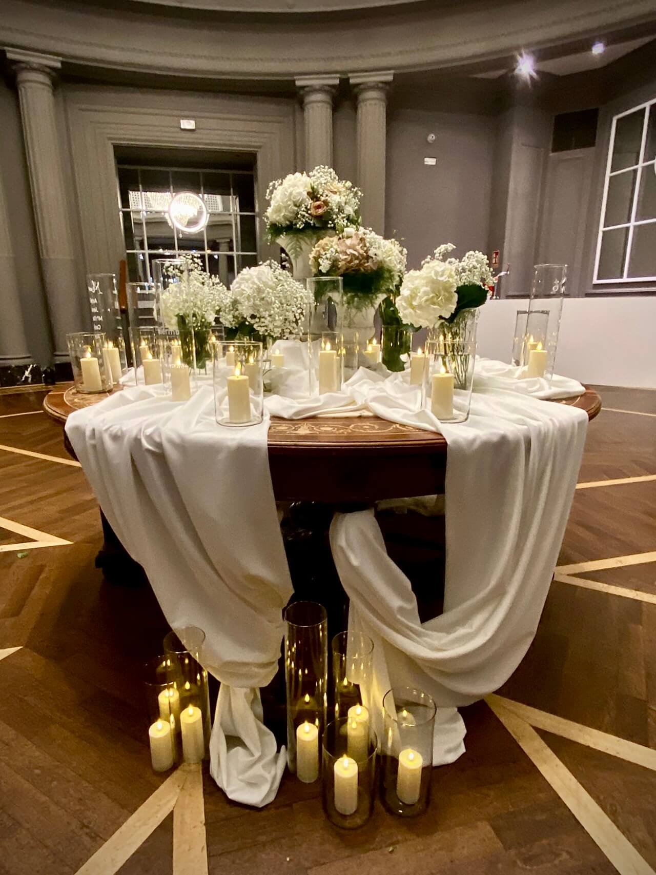 Seating plan de boda floral con velas para la boda de Álvaro y Marina