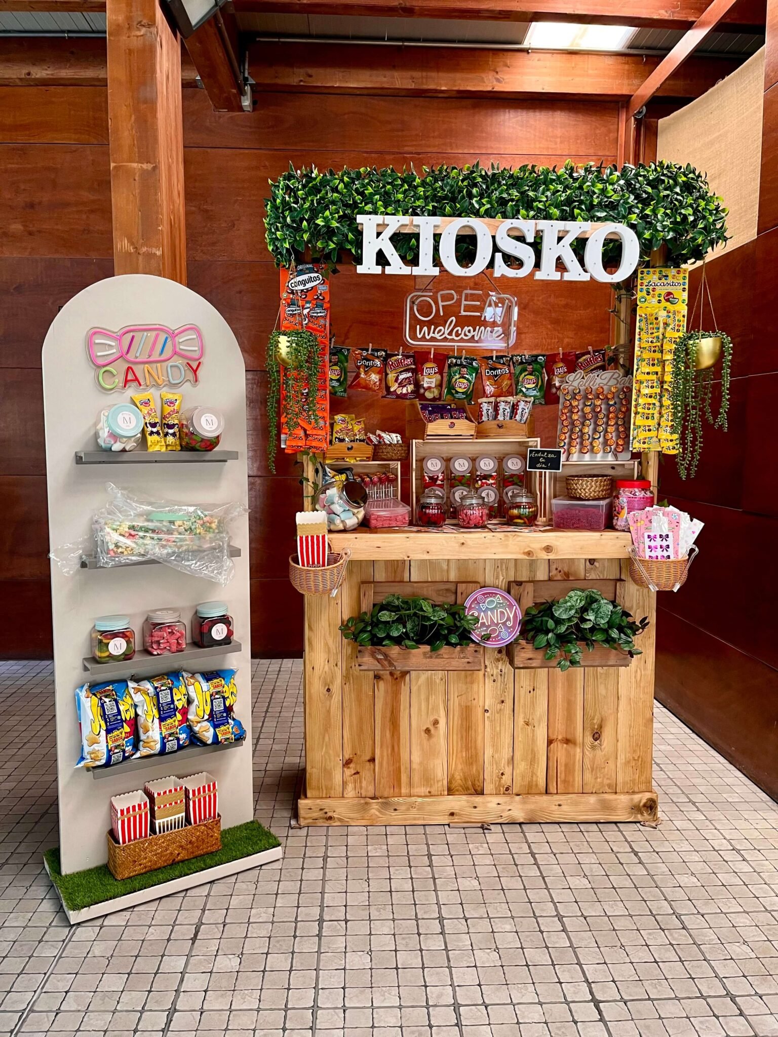 Candy bar personalizado para la boda de Luis y María con dulces, snacks y decoración temática