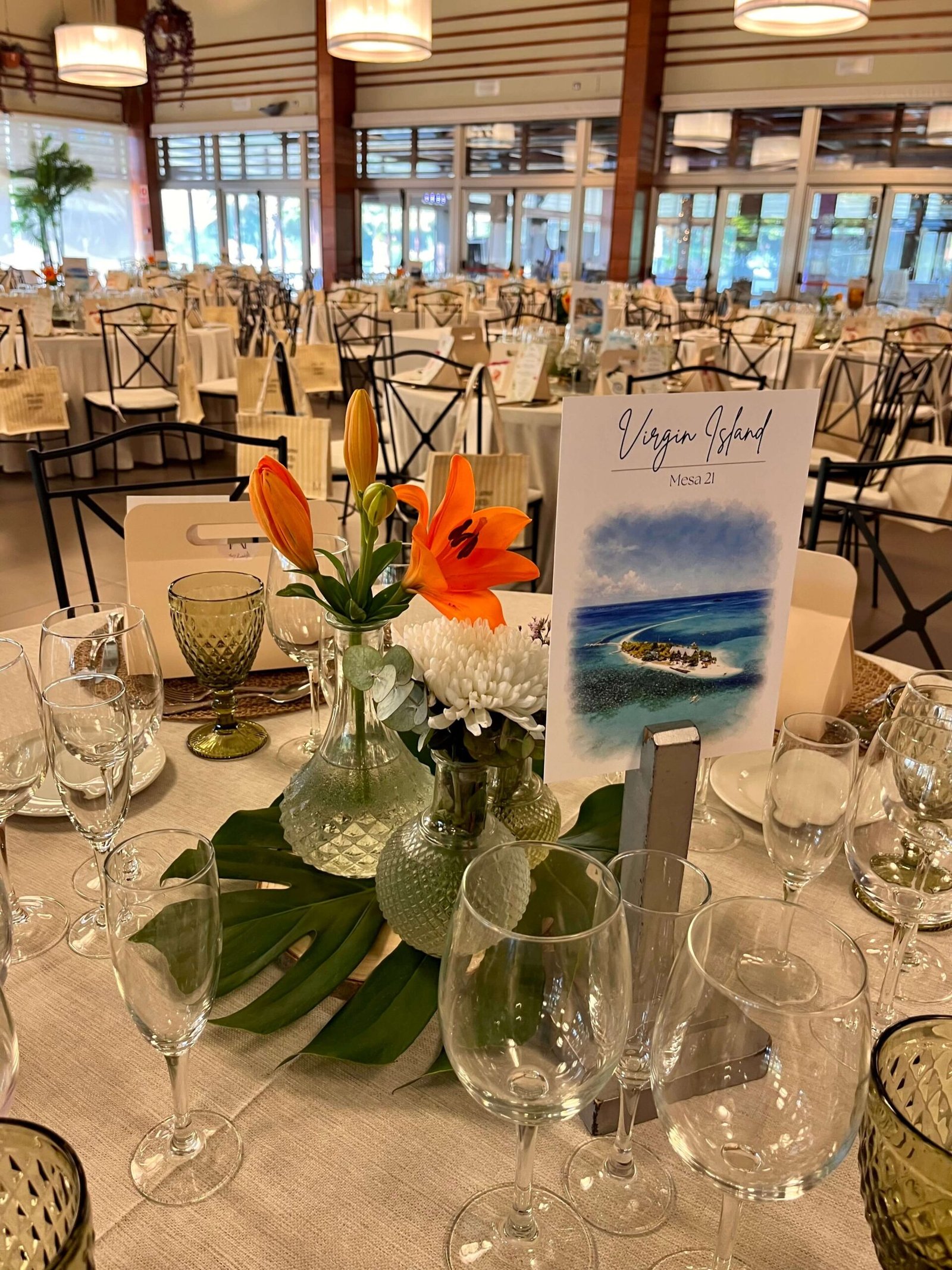 Decoración de mesa de boda inspirada en viajes para Luis y María con mesero de destino personalizado