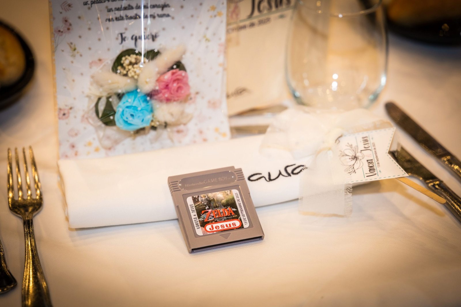 Marcasitios de boda personalizado con forma de cartucho de videojuego retro para la boda de Vanesa y Jesús
