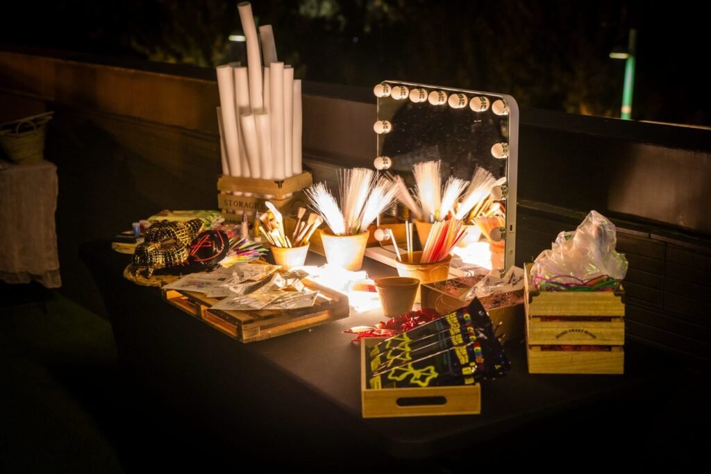 Mesa de atrezzo con luces, fibras ópticas, máscaras y complementos para photocall en la terraza del Restaurante Aura de Zaragoza.