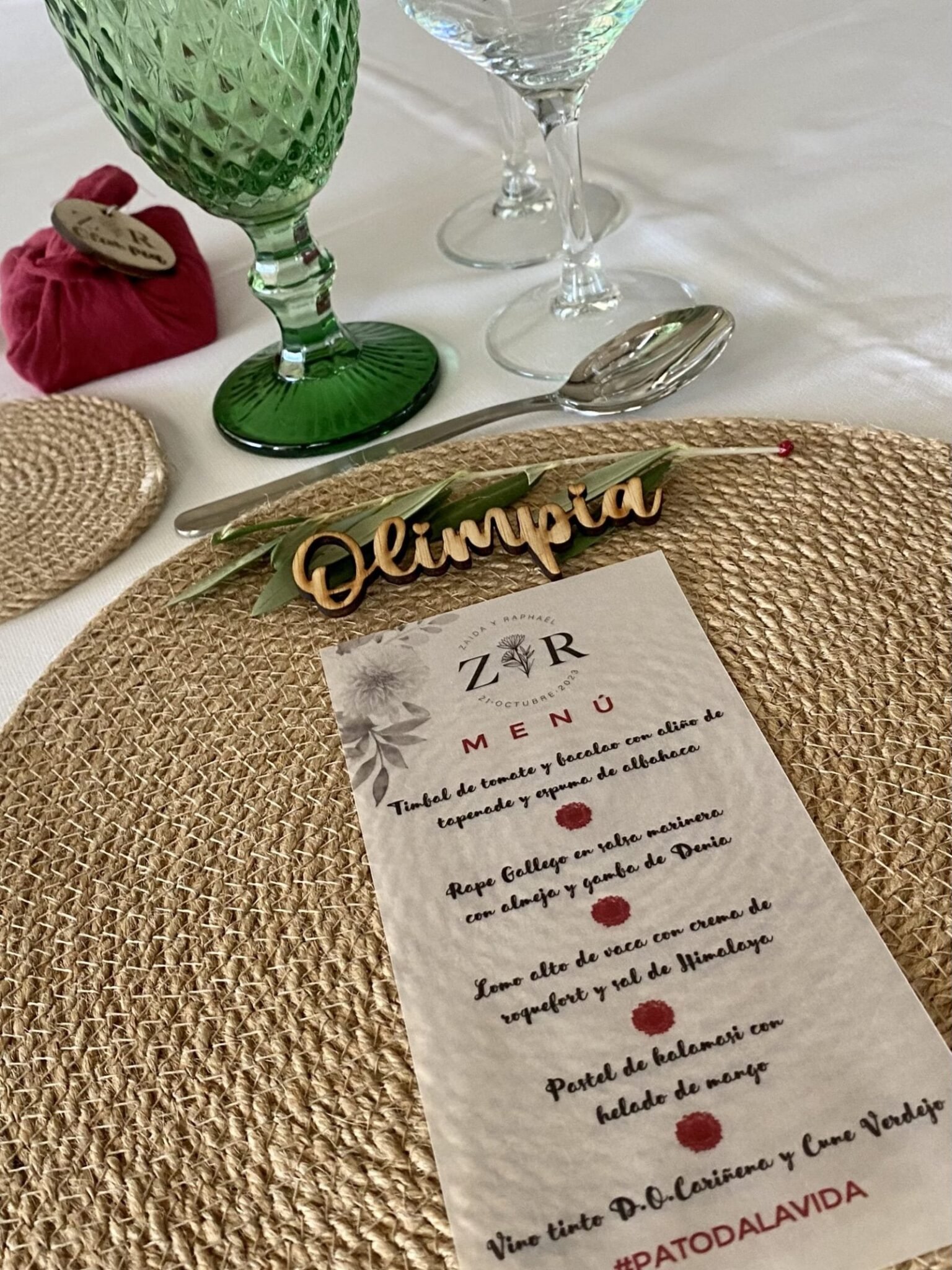 Minuta de boda personalizada colocada sobre la mesa del banquete