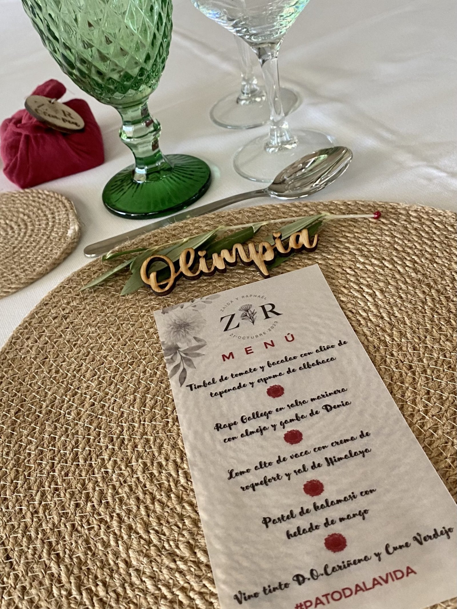 Minuta de boda personalizada colocada sobre la mesa del banquete