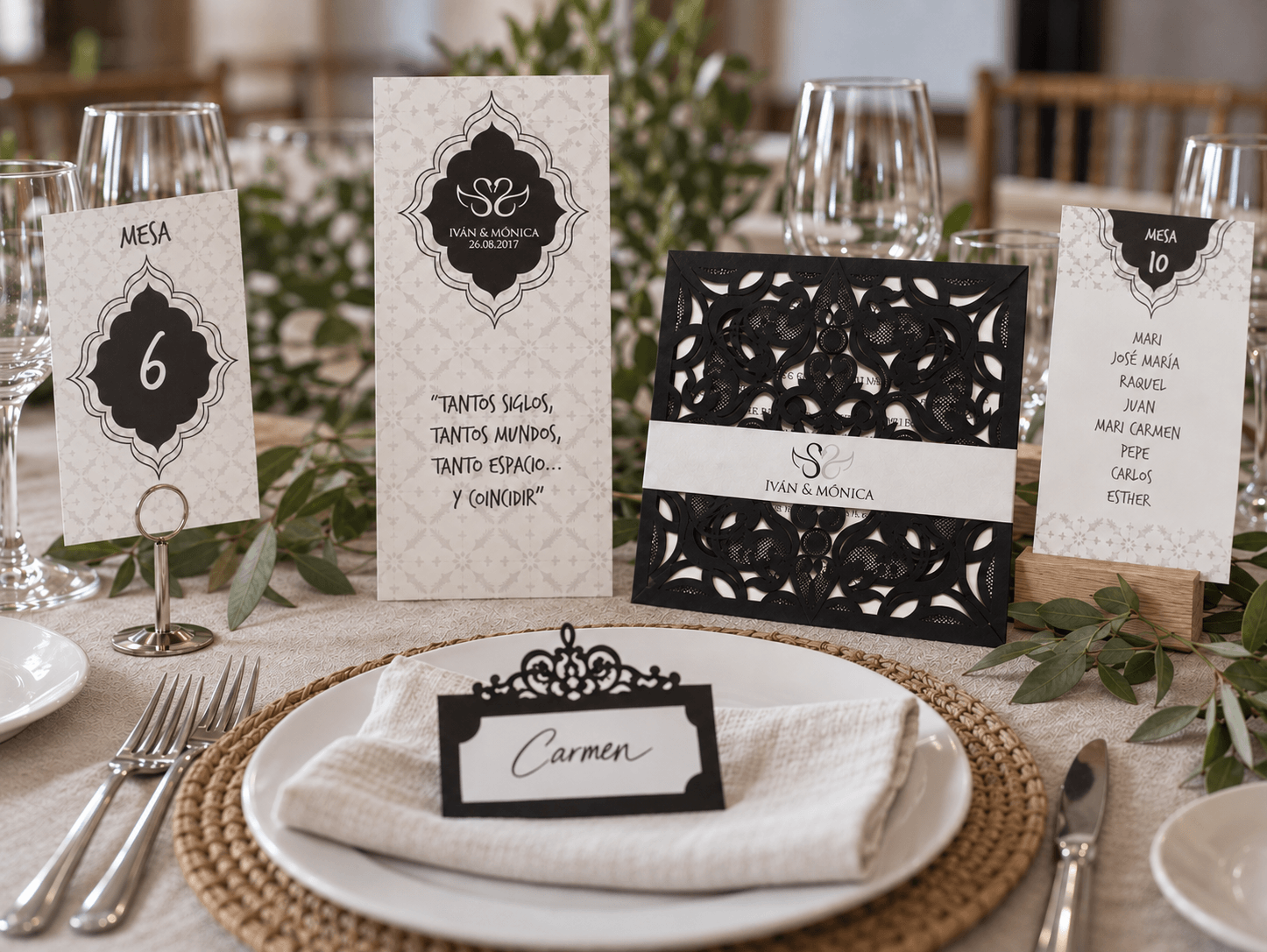Papelería de boda personalizada con invitación, seating plan, marcasitios y número de mesa