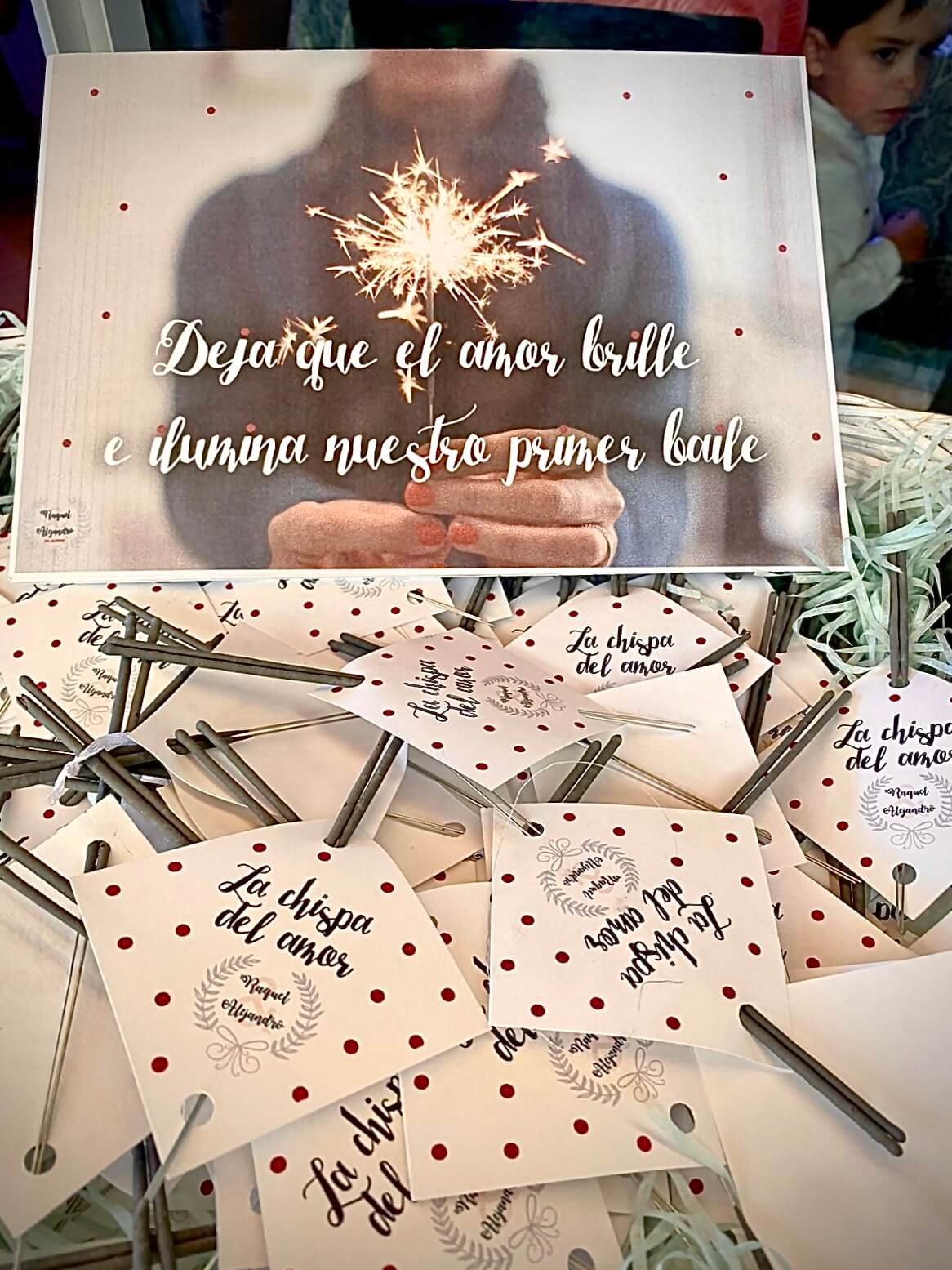 Rincón de bengalas con cartelería personalizada para la boda de Raquel y Alejandro