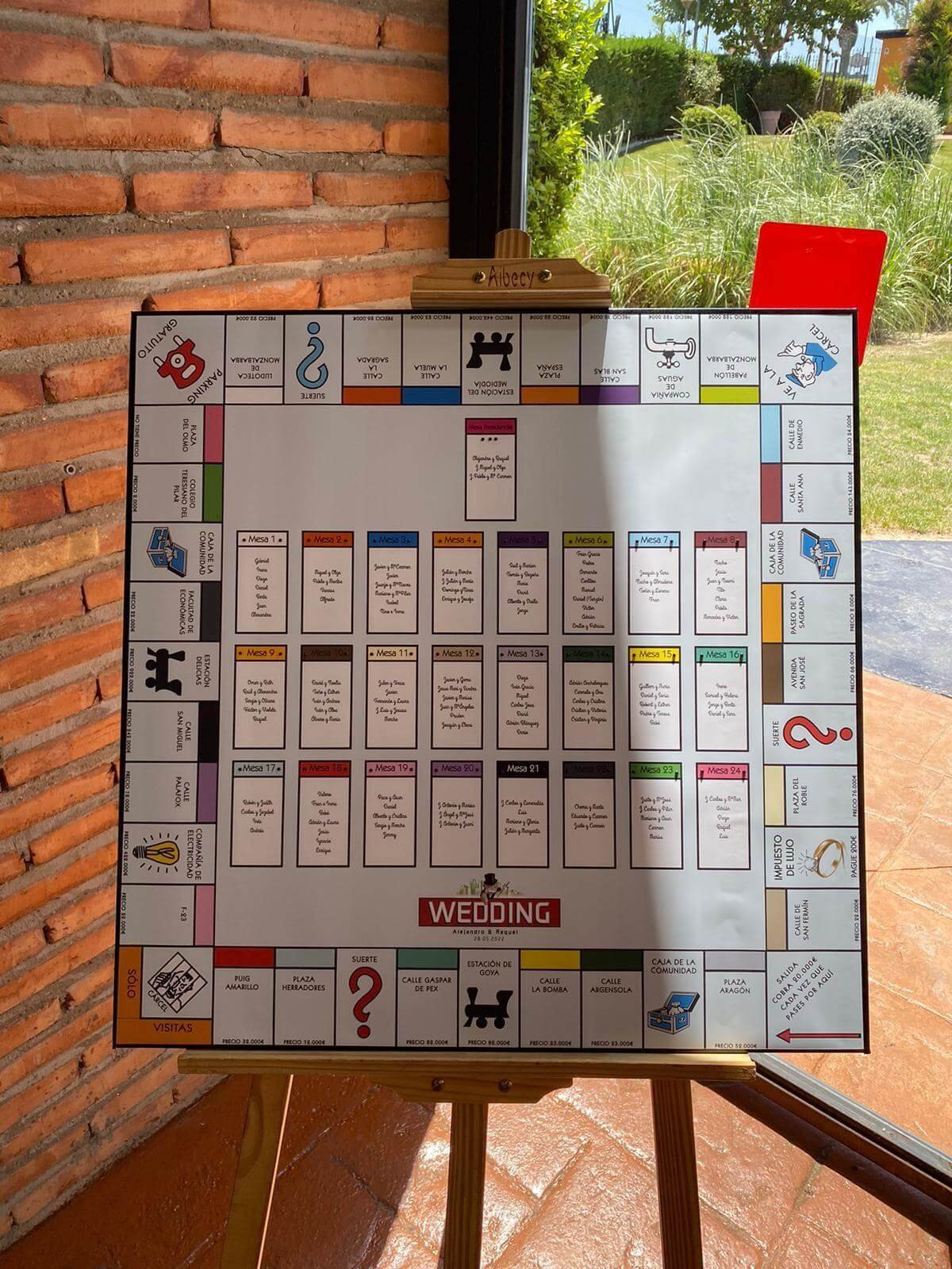 Seating plan de boda personalizado con diseño inspirado en un tablero de juego para la boda de Raquel y Alejandro