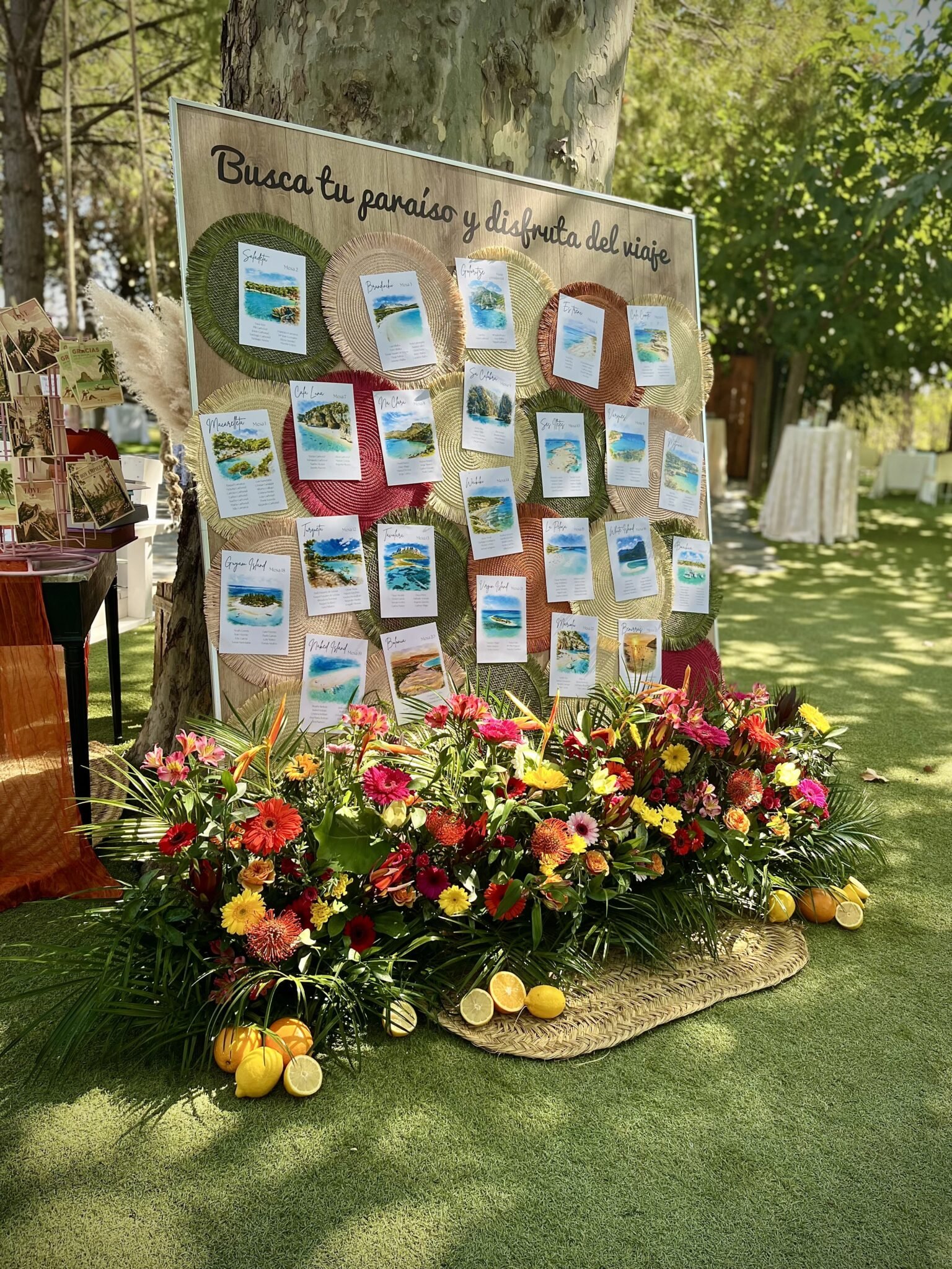 Seating plan de boda personalizado inspirado en viajes para la boda de Luis y María